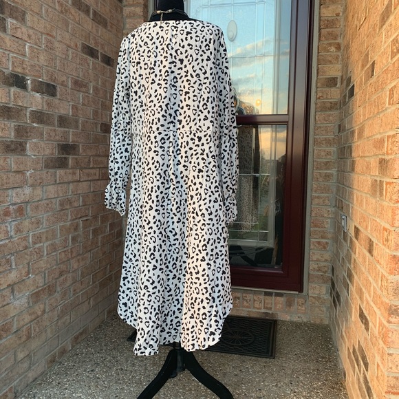 BLACK & WHITE ANIMAL PRINT RUFFLED DIP HEM BLOUSE - Picture 6 of 8